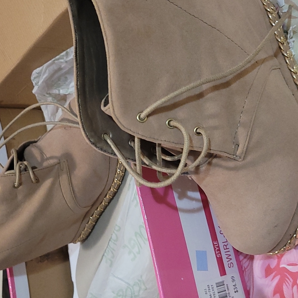 Shoe's - Picture 2 of 2